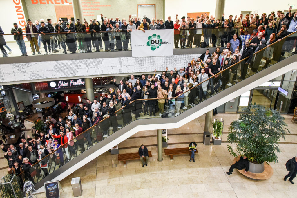 Etwa 400 Menschen stehen bei der Gründung der Bürgerplattform Duisburg im City Palais, am Sonntag den 16.02.2020 in Duisburg. Die Bürgerplattform hat es sich zum Ziel gesetzt die Lebensbedingungen der Menschen in der Stadt zu verbessern.